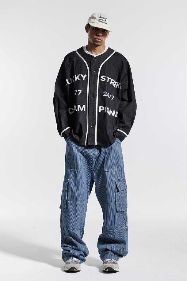 씨알에스디엘(CRS DL) 베이스볼 져지 럭키 스트라이크 챔피온 자켓은 남녀 모두 착용 가능한 오버핏 베이스볼 자켓입니다. 블랙과 블루 두 가지 색상으로 출시되었으며, 봄, 가을 일상에서 스포티, 캐주얼, 스트릿 스타일을 연출하기 좋습니다. 두꺼운 면, 폴리에스테르, 레이온 혼방 소재로 제작되어 부드러운 촉감을 선사하며, 긴 소매와 버튼 여밈, 빈티지 베이스볼 셔츠 베이스 디자인이 특징입니다. 24/7 777 럭키 스트라이크 그래픽과 아플리케 그래픽 기법, 하단 가죽 패치가 돋보이는 디자인으로 가을 나들이룩, 봄 소풍룩을 완성해보세요.
