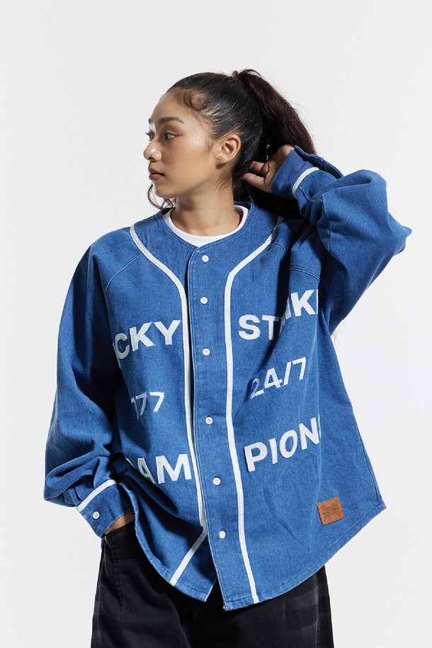 씨알에스디엘(CRSDRL) 베이스볼 져지 럭키 스트라이크 챔피온 자켓은 남녀 모두 착용 가능한 오버핏 베이스볼 자켓입니다. 봄, 가을에 적합하며, 블랙과 블루 두 가지 색상으로 출시되었습니다. 스포티, 캐주얼, 스트릿 스타일을 아우르며, 면, 폴리에스테르, 레이온 혼방의 두꺼운 소재로 제작되어 부드러운 촉감을 선사합니다. 가죽 패치 디테일과 777 24/7 CHAMPIONS 그래픽, 애플리케 그래픽 기법이 특징이며, 일상과 여행룩에 모두 잘 어울립니다. 스냅 버튼 여밈과 긴 소매 기장으로 편안하게 착용할 수 있습니다.
