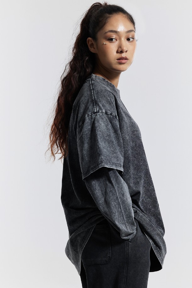 씨알에스디엘 피그먼트 페이크 이중 레이어드 롱슬리브는 남성용 티셔츠입니다. 캐주얼, 스트릿 스타일을 즐기는 분들께 적합하며, 봄, 가을에 입기 좋습니다. 블랙 컬러의 무지 디자인으로, 피그먼트 워싱 처리된 면 소재를 사용하여 자연스러운 멋을 더했습니다. 이중 레이어드 디자인과 립 디테일이 특징이며, 레귤러핏 라운드넥 긴소매 스타일로 데이트룩, 동네 마실룩 등 다양한 TPO에 활용할 수 있습니다.
