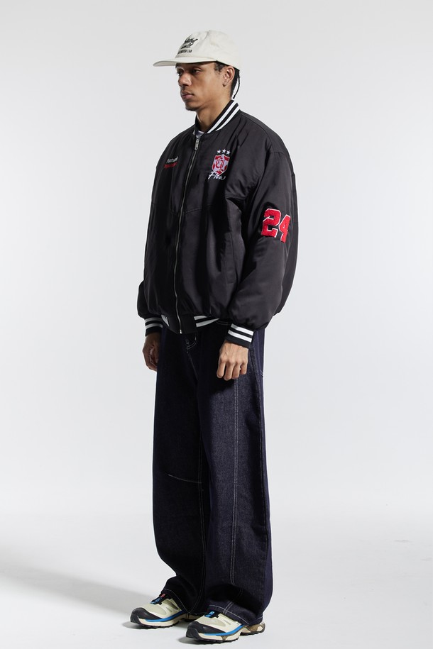 씨알에스디엘 베이스볼 스타디움 누빔 재킷은 남성용 아우터로, 겨울철 데일리룩과 스포티, 캐주얼, 미니멀 스타일을 연출하기에 적합합니다. 블랙과 네이비 두 가지 색상으로 제공되며, 릴랙스 핏으로 편안하게 착용할 수 있습니다. 두꺼운 두께의 폴리에스터 소재로 제작되었으며, E밴드 네크라인과 밑단, 긴 소매, 누빔 코트 타입이 특징입니다. 소매 자수 디테일과 퀼팅 안감이 돋보이며, 흡수, 속건, 신축성 기능이 있어 활동성을 높여줍니다. 야구점퍼 스타일의 자켓으로 일상 및 스포츠 활동 시에도 활용할 수 있습니다.
