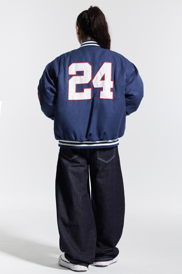 씨알에스디엘 베이스볼 스타디움 누빔 재킷은 겨울철 스포티하고 캐주얼한 스타일을 연출하기에 완벽한 아이템입니다. 네이비와 블랙 두 가지 색상으로 출시되었으며, 릴랙스 핏으로 편안한 착용감을 선사합니다. 보온, 흡습, 속건 기능을 갖춘 폴리에스테르 소재로 제작되어, 활동적인 날에도 쾌적함을 유지합니다. E밴드 네크라인과 밑단, 퀼팅 안감 디자인과 자수 패턴이 특징이며, 수분 흡수 및 건조성이 뛰어나 반복 세탁 후에도 형태 변형 없이 오래 입을 수 있습니다. 겨울 데일리룩 또는 여행룩에 미니멀한 포인트를 더해보세요.
