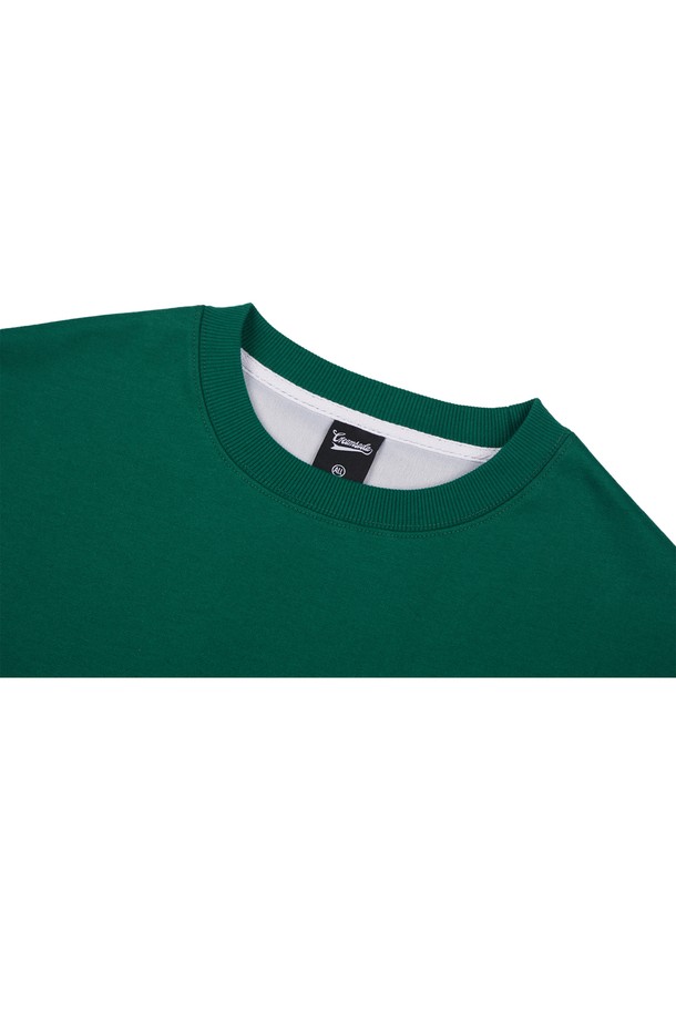 "씨알에스디엘 하이 파쿠 크롭 맨투맨"은 캐주얼하고 미니멀한 스타일을 추구하는 분들을 위한 크롭 기장의 맨투맨입니다. 블랙, 그레이, 그린, 네이비 4가지 색상으로 출시되어 겨울 데일리룩에 활용하기 좋습니다. 면과 폴리에스테르 혼방 소재로 제작되어 부드러운 촉감을 선사하며, 두꺼운 두께감으로 따뜻하게 착용할 수 있습니다. 루즈핏 라운드넥 디자인에 리브 원단을 사용하고, 2바늘 커버스티치 공법과 사이드 라벨 디테일로 완성도를 높였습니다. 무지 디자인으로 어떤 스타일에도 쉽게 매치할 수 있는 베이직 아이템입니다.
