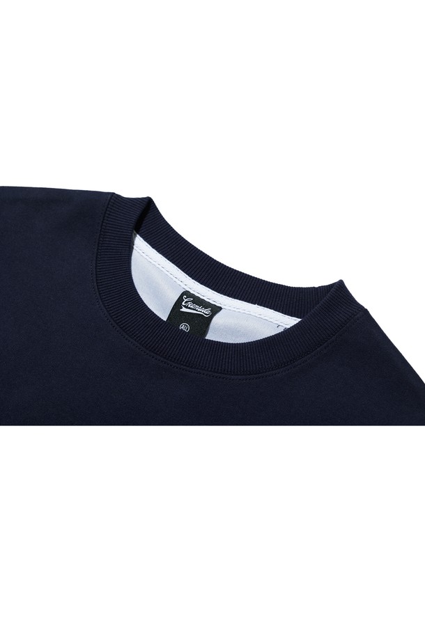 씨알에스디엘 하이 파쿠 크롭 맨투맨은 베이직, 캐주얼, 미니멀 스타일을 즐기는 분들을 위한 데일리 아이템입니다. 블랙, 그레이, 그린, 네이비 4가지 컬러로 출시되어 다양한 룩에 활용하기 좋습니다. 면과 폴리에스테르 혼방 소재로 제작되어 부드러운 촉감을 선사하며, 중간 두께감으로 봄, 가을, 겨울 3계절 모두 착용 가능합니다. 크롭 기장과 오버핏 디자인으로 트렌디한 스타일을 연출하며, 라운드넥과 긴소매, 무지 디자인으로 깔끔함을 더했습니다. 립 디테일, 사이드 라벨, 2바늘 커버스티치 공법으로 완성도를 높인 씨알에스디엘 하이 파쿠 크롭 맨투맨으로 편안하고 스타일리시한 집콕룩과 겨울 데일리룩을 완성해 보세요.
