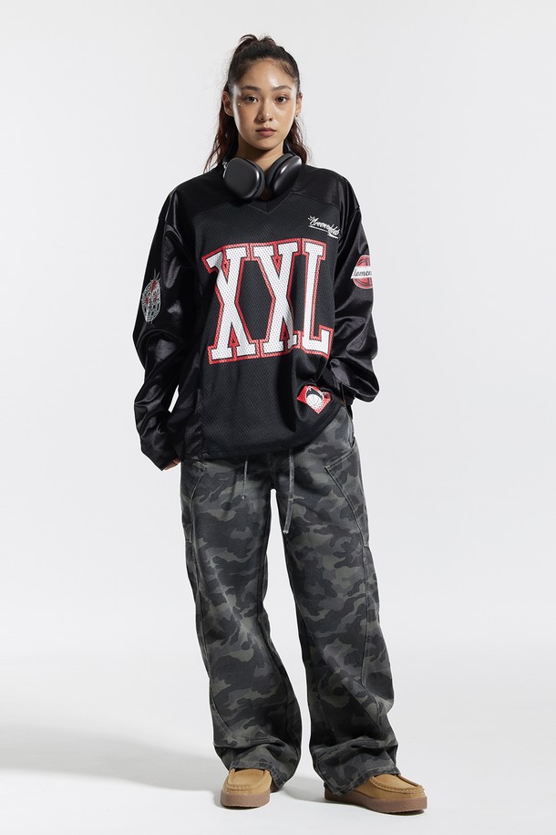 씨알에스디엘 오버클럭 투엑스라지 럭비 져지 롱슬리브는 스포티하고 스트릿한 스타일을 연출하기에 좋은 상의입니다. 블랙과 네이비 컬러로 출시되었으며, 통기성이 뛰어난 폴리에스테르 소재로 제작되었습니다. 이중 저지 구조 레이어드로 두께감을 더했으며, 빛의 각도에 따라 은은하게 반사되는 광택이 특징입니다. 바스켓볼 유니폼 스타일의 오버핏 져지로, 빅 사이즈 그래픽과 고급스러운 무드를 선사합니다. 피트니스룩으로 활용하기에도 적합합니다.
