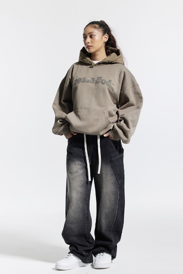 씨알에스디엘 후드 패딩 카모 레터링 셔츠는 겨울철 캐주얼 및 스트릿 스타일을 연출하기에 좋은 아우터입니다. 오버핏 디자인에 두꺼운 두께감으로 보온성을 높였으며, 카키와 베이지 두 가지 색상으로 출시되었습니다. 후드 디자인과 긴 소매, 오픈 여밈 방식으로 편안한 착용감을 제공합니다. 카모 패턴과 레터링 디테일이 돋보이는 크롭 기장의 패딩 셔츠로, 개성 있는 겨울 스타일링을 완성해보세요. 안감은 패딩으로 제작되어 더욱 따뜻하게 착용할 수 있습니다.
