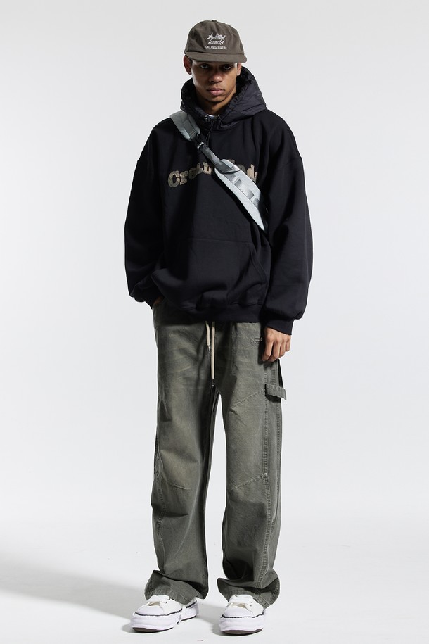 씨알에스디엘 러너 데일리 슬링백은 남성용 슬링백으로, 그레이와 블랙 두 가지 색상으로 출시되었습니다. 나일론 소재의 미디엄 사이즈 가방으로, 로고 패턴과 자수, 웨빙 디자인 장식이 돋보입니다. 가볍고 수납력이 뛰어나며, 전면 포켓, 내부 지퍼 포켓, 튼튼한 스트랩과 같은 특징을 갖춘 사각 형태의 크로스백 스타일입니다. 일상, 여행, 아웃도어 활동에 적합하며, 여행룩, 캐주얼, 미니멀, 시티보이 스타일에 잘 어울립니다. 지퍼형 잠금 방식으로 내용물을 안전하게 보관할 수 있습니다.
