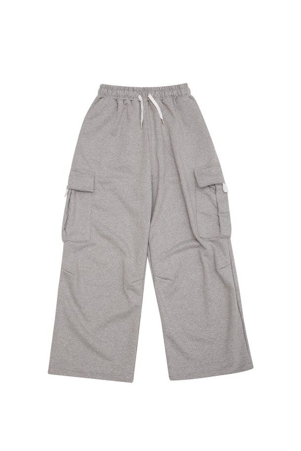 바이크 절개 카고 팬츠는 남녀 모두 착용 가능한 루즈핏의 긴 기장 바지입니다. 면과 폴리에스테르 혼방 소재로 제작되어 봄, 가을에 적합하며, 무지 디자인에 절개 디테일과 카고 포켓으로 포인트를 더했습니다. 캐주얼, 스트리트, 미니멀 스타일을 믹스매치하여 동네 마실룩이나 산책룩을 연출하기 좋습니다. 블랙 컬러로 어떤 상의와도 쉽게 코디할 수 있으며, 편안한 착용감을 선사합니다.
