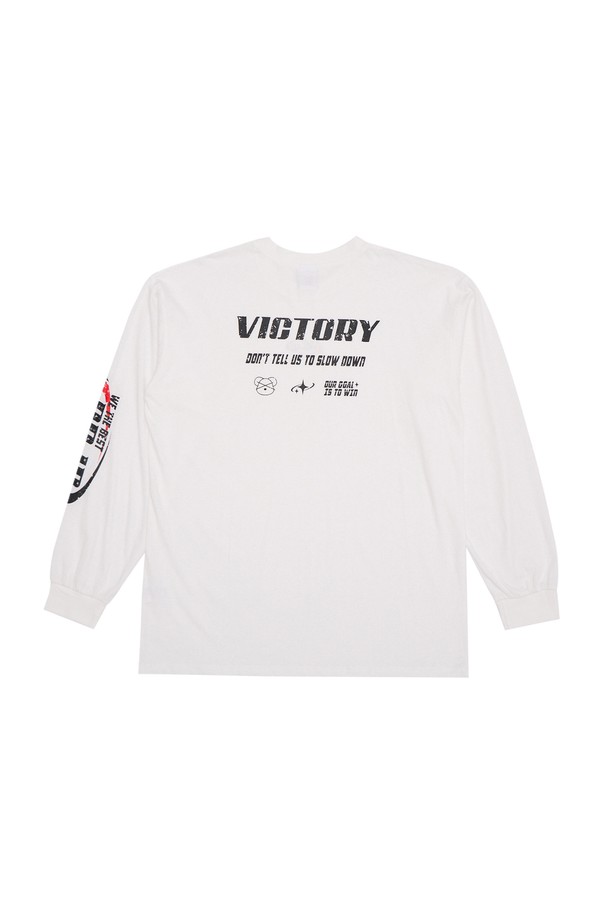 **빅토리 긴팔**은 부드러운 촉감의 면, 폴리에스터 혼방 소재로 제작된 긴팔 티셔츠입니다. 라운드넥에 오버핏으로 제작되어 편안한 착용감을 선사하며, 베이직하고 캐주얼한 무드로 연출할 수 있습니다. 블랙과 화이트 두 가지 컬러로 출시되어, 어떤 스타일에도 쉽게 매치할 수 있습니다. 봄, 가을 시즌에 적합하며, 동네 마실룩이나 카페룩에 활용하기 좋습니다. 빅토리 로고 패턴이 은은하게 포인트가 되어 캐주얼하고 미니멀한 스타일을 완성합니다.
