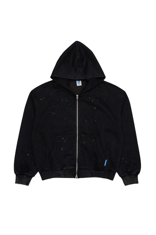 블랙과 브라운 컬러로 만나볼 수 있는 페인팅 2way 집업 후드입니다. 면과 폴리에스터 혼방 소재로 제작되어 부드러운 착용감과 보온성을 제공하며, 겨울철 데일리룩에 활용하기 좋습니다. 후드 디자인에 오버핏으로 제작되어 캐주얼하면서도 스트릿한 스타일을 연출하며, 2way 스타일로 다양한 연출이 가능합니다. 두꺼운 두께감으로 한겨울에도 따뜻하게 입을 수 있으며, 페인팅 무늬가 돋보이는 유니크한 디자인이 특징입니다. 긴소매 기장의 레귤러 기장으로 편안하게 착용할 수 있습니다.
