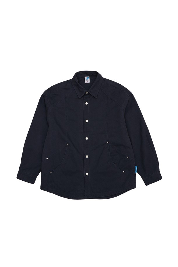 부드러운 면 소재의 코튼 워싱 리벳 재킷입니다. 남녀 모두 착용 가능하며, 베이직하고 캐주얼한 스타일로 봄, 가을에 활용하기 좋습니다. 브라운 컬러의 무지 디자인에 레귤러핏으로 제작되었으며, 얇은 두께감으로 편안하게 착용할 수 있습니다. 데이트룩 또는 가을 나들이룩에 톤온톤 코디를 연출해보세요.
