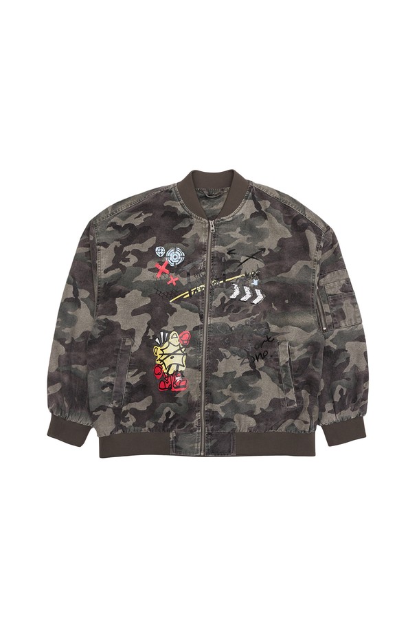 카모그래피티 MA1 항공 재킷으로 개성 넘치는 스타일을 연출해보세요. 밀리터리 무드와 캐주얼함을 동시에 느낄 수 있는 오버핏 디자인으로, 봄, 가을 간절기에 활용하기 좋습니다. 카키 컬러에 카모 패턴이 더해져 트렌디한 느낌을 주며, 그래피티 패치 디테일이 돋보이는 유니크한 아이템입니다. 일상생활은 물론 가을 나들이룩에도 잘 어울리는 스타일을 완성해보세요. 면 소재에 폴리에스터 안감으로 편안한 착용감을 선사합니다.
