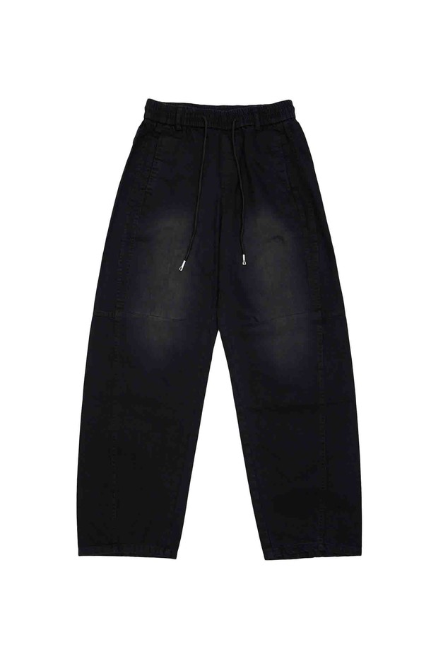 사이드 벌룬 절개 데님은 블랙과 그레이 두 가지 색상으로 출시되어, 사계절 내내 활용 가능한 데님 팬츠입니다. 밴딩 처리된 허리와 루즈핏으로 편안한 착용감을 선사하며, 데일리룩부터 동네 마실룩, 쇼핑룩까지 폭넓게 소화할 수 있습니다. 면 소재로 제작되어 부드러운 촉감을 자랑하며, 벌룬핏과 사이드 절개 디테일이 캐주얼하면서도 개성 있는 스타일을 연출합니다. 미니멀, 시티보이 스타일을 즐겨 입는 분들께 특히 추천하는 아이템입니다.
