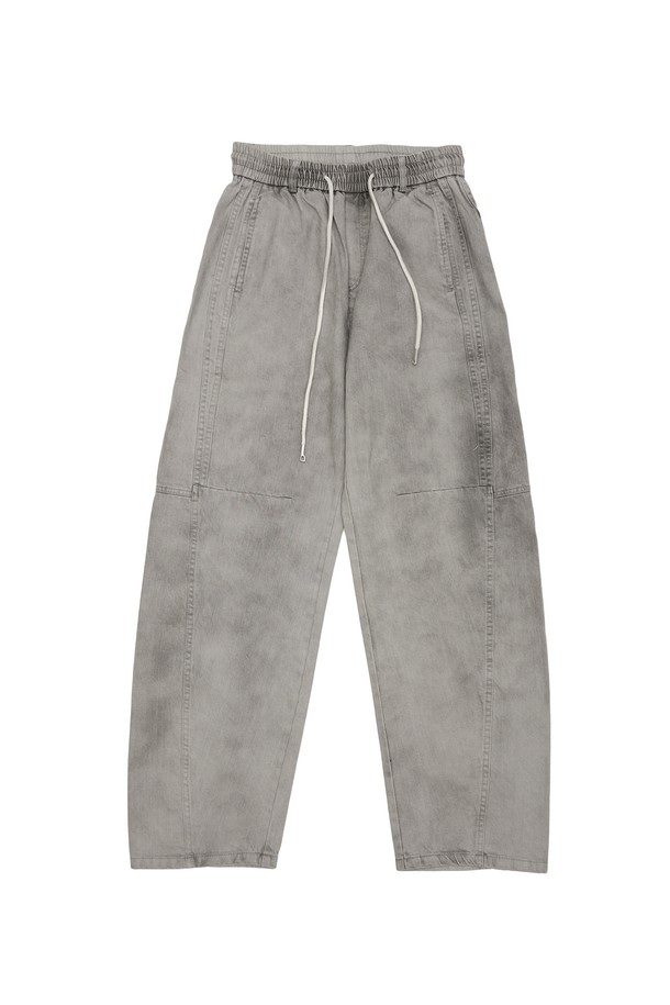 사이드 벌룬 절개 데님은 남녀 모두 착용 가능한 캐주얼 스타일의 긴 바지입니다. 무지 패턴의 레귤러핏으로 제작되었으며, 봄, 여름, 가을에 적합합니다. 블랙 컬러의 면 소재로 편안한 착용감을 선사하며, 사이드 슬릿 디테일이 돋보입니다. 미니멀한 디자인으로 다양한 상의와 매치하여 스타일리시한 연출이 가능합니다.
