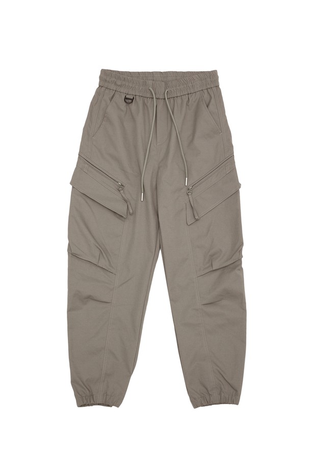 블랙과 카키 컬러로 출시된 지퍼 카고 조거 팬츠입니다. 봄, 가을 시즌에 적합하며, 폴리에스테르 소재로 제작되어 편안한 착용감을 제공합니다. 릴랙스 핏에 조거 스타일로 활동성을 높였으며, 허리 밴딩으로 편안함을 더했습니다. 캐주얼, 스트리트, 미니멀 스타일을 모두 소화할 수 있으며, 일상 및 여행 시에도 활용하기 좋습니다. 카고 포켓과 지퍼 디테일로 포인트를 더한 디자인입니다.
