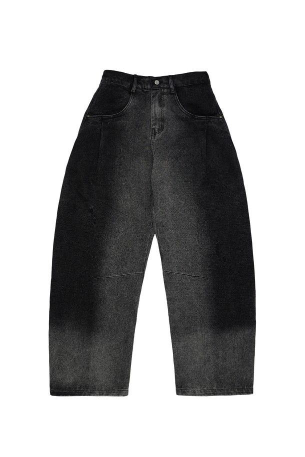 뒷면 절개 데님 팬츠는 남녀 누구나 착용 가능한 캐주얼 스타일의 긴 바지입니다. 봄, 가을에 적합하며, 레귤러 핏으로 편안한 착용감을 선사합니다. 블랙과 블루 두 가지 색상으로 제공되며, 면과 폴리에스테르 혼방 소재로 제작되어 튼튼합니다. 뒷면 절개 디테일이 돋보이며, 데이트룩, 쇼핑룩 등 다양한 TPO에 활용할 수 있습니다. 미니멀, 클래식 스타일을 선호하는 분들께 추천합니다.
