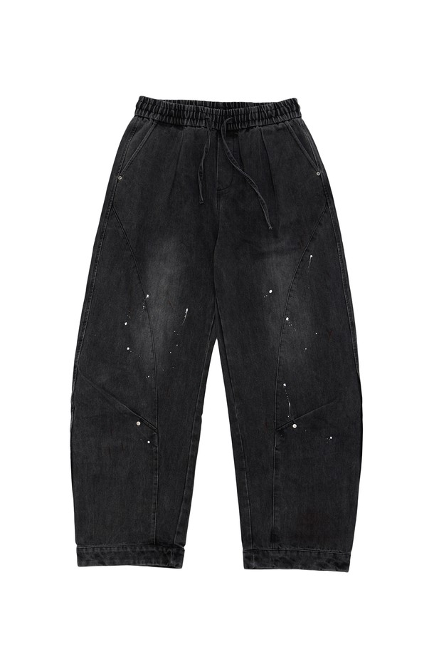 페인팅 데님 팬츠는 남녀 모두 착용 가능한 캐주얼 스타일의 긴 바지입니다. 봄, 가을에 어울리는 루즈핏으로, 데님과 면 혼방 소재로 제작되어 편안한 착용감을 제공합니다. 블랙과 블루 두 가지 색상으로 출시되었으며, 페인팅 무늬가 돋보이는 디자인이 특징입니다. 일상복과 데이트룩, 동네 마실룩 등 다양한 TPO에 활용 가능하며, 미니멀, 스트리트, 캐주얼 스타일을 즐겨 입는 분들께 추천합니다. 특히, 커브드 디자인으로 유니크함을 더했습니다.
