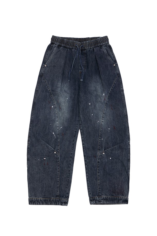 블랙과 블루, 두 가지 색상으로 출시된 페인팅 데님 팬츠입니다. 면 85%, 폴리에스터 15% 혼방의 데님 소재로 제작되었으며, 워싱 가공을 통해 빈티지한 멋을 더했습니다. 루즈핏으로 편안한 착용감을 선사하며, 봄, 가을 시즌에 활용하기 좋습니다. 캐주얼, 미니멀, 스트리트 스타일을 즐기는 남성분들께 '동네 마실룩'이나 '가을 나들이룩'으로 추천합니다.
