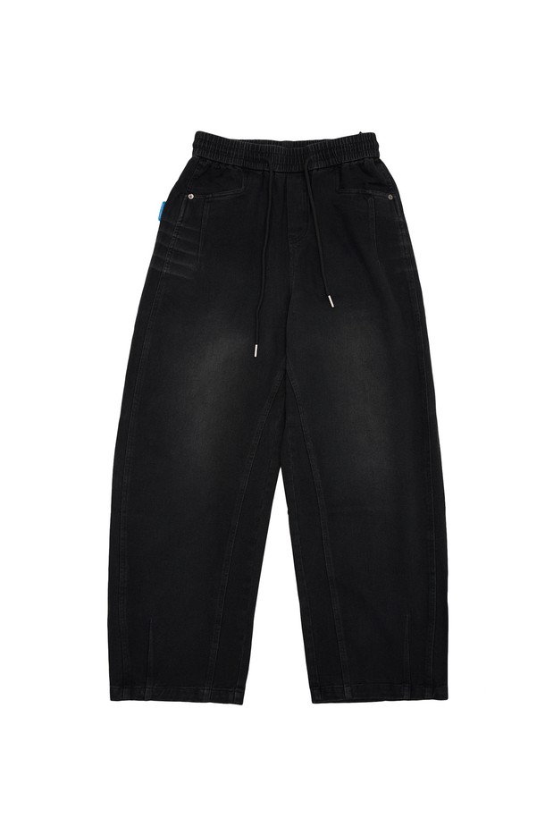 남성용 "인심 절개 데님" 팬츠입니다. 봄, 가을에 착용하기 좋은 두께감의 와이드 핏 긴바지로, 캐주얼하고 미니멀한 스타일을 연출합니다. 면과 폴리에스테르 혼방 소재로 제작되어 뻣뻣한 촉감이 특징이며, 루즈한 핏으로 편안함을 제공합니다. 블랙과 블루 두 가지 색상으로 출시되었으며, 절개 디테일이 포인트로 더해져 개성 있는 스타일을 완성합니다. 무지 디자인으로 어떤 상의와도 매치하기 용이하며, 데일리룩으로 활용하기 좋습니다.
