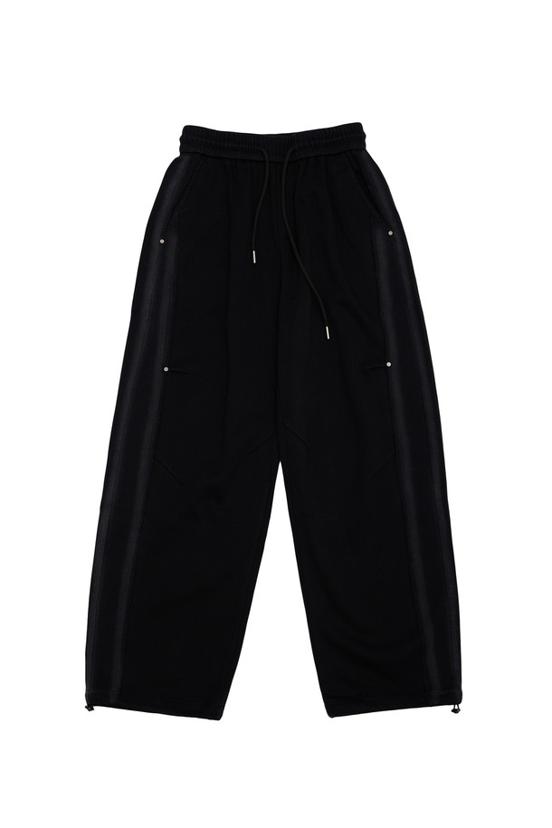 리벳 라인 스트링 팬츠는 남녀 모두 착용 가능한 캐주얼 스타일의 와이드 핏 긴 바지입니다. 면 소재로 제작되어 편안한 착용감을 선사하며, 봄, 가을에 적합합니다. 허리 부분은 밴딩 처리되어 편안함을 더하고, 스트링 디테일로 포인트를 주어 미니멀, 시티보이 룩을 연출하기 좋습니다. 동네 마실룩이나 산책룩으로 활용하기 좋은 아이템입니다. 블랙(Black) 색상으로 어떤 상의에도 매치하기 용이합니다.
