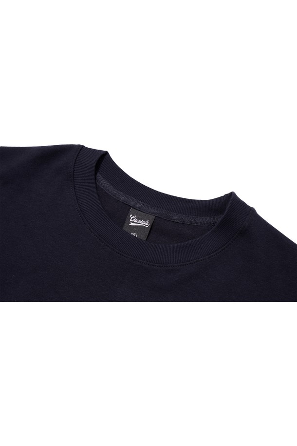 씨알에스디엘 락 펑크 밴드 맨투맨 (기모 OR 논기모)는 가을, 겨울 시즌에 넉넉한 핏으로 편안하게 착용 가능한 상의입니다. 블랙, 그레이, 라이트그레이, 오트밀, 레드, 네이비 등 다양한 컬러를 제공하며, 스트릿, 캐주얼 스타일을 연출하기 좋습니다. 부드러운 면, 폴리에스테르 혼방 소재로 제작되어 촉감이 뛰어나며, 안감 기모(또는 논기모) 옵션으로 보온성을 더했습니다. 라운드넥에 긴 소매 기장, 로고와 프린트 패턴이 특징이며, 2바늘 커버스티치 공법과 소매, 밑단 립 마감으로 완성도를 높였습니다. 겨울 데일리룩, 집콕룩, 산책룩 등 다양한 TPO에 캐주얼, 스트리트, 미니멀 스타일로 활용해보세요.
