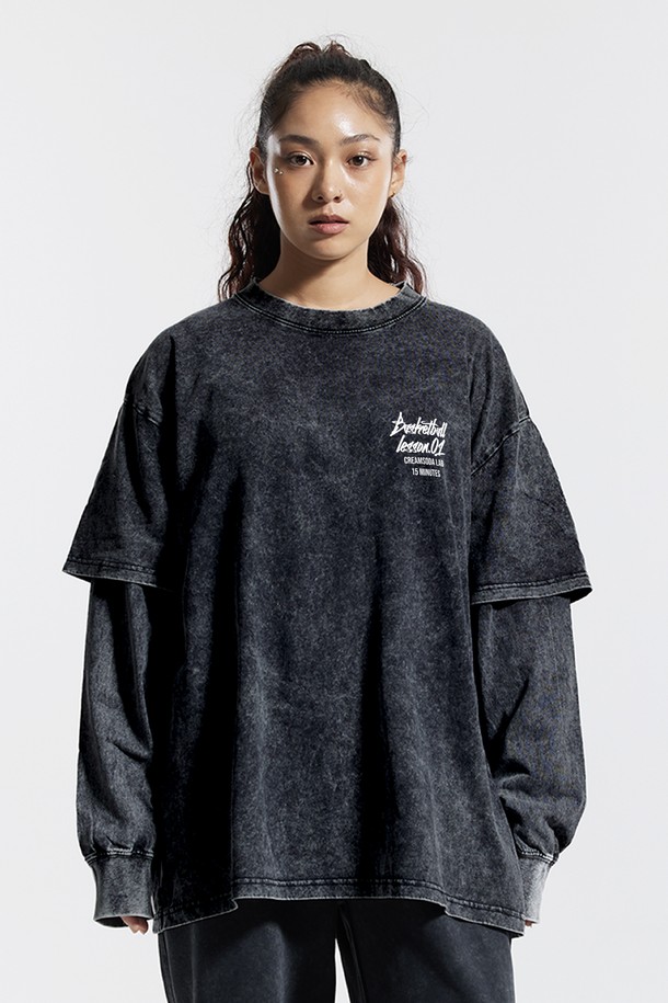 씨알에스디엘 쿼터 팀플레이 피그먼트 페이크 이중 레이어드 롱슬리브 블랙 화이트는 남녀 모두 착용 가능한 티셔츠입니다. 부드러운 립 코튼 원단으로 제작되었으며, 피그먼트 워싱과 가먼트 다잉 공법을 통해 자연스러운 색감과 빈티지한 멋을 더했습니다. 이중 레이어드 디자인으로 트렌디함을 살렸으며, 롱 슬리브 기장과 내추럴 핏으로 편안한 착용감을 제공합니다. 블랙과 화이트 두 가지 색상으로 출시되어 캐주얼, 스트릿, 미니멀 등 다양한 스타일을 연출하기 좋으며, 동네 마실룩이나 여행룩에 활용하기 좋습니다.
