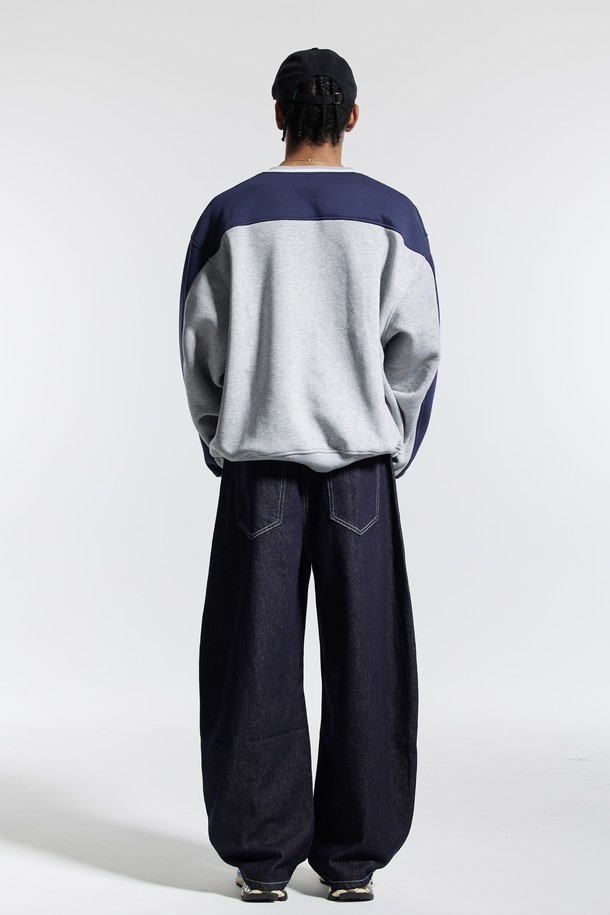 씨알에스디엘(CRS DL) 절개 패널 레터링 럭비 맨투맨은 남성용으로, 캐주얼과 스포티 무드를 넘나드는 디자인이 특징입니다. 그레이, 네이비, 레드 세 가지 색상으로 제공되며, 봄, 가을, 겨울 계절에 착용하기 좋습니다. 럭비 스타일을 기반으로 한 절개 디테일과 패널 디자인, 레터링 프린트가 돋보이며, 오버핏으로 편안한 착용감을 선사합니다. 두꺼운 면 소재로 제작되어 부드러운 촉감을 느낄 수 있으며, 출근룩과 캠핑룩 등 다양한 TPO에 활용 가능합니다.
