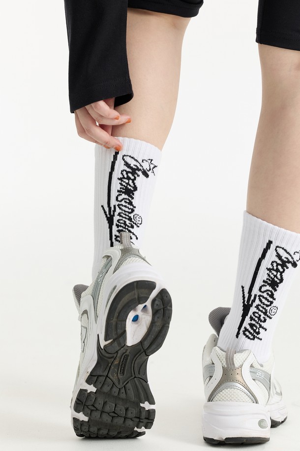 씨알에스디엘 크림소다 레터링 양말은 부드러운 면 소재로 제작되어 편안한 착용감을 선사합니다. 화이트 컬러 바탕에 크림소다 레터링 디자인이 돋보이는 캐주얼 양말로, 미니멀한 스타일을 연출하기 좋습니다. 흡습 기능으로 쾌적함을 유지하며, 사계절 내내 일상에서 활용하기 좋은 아이템입니다.
