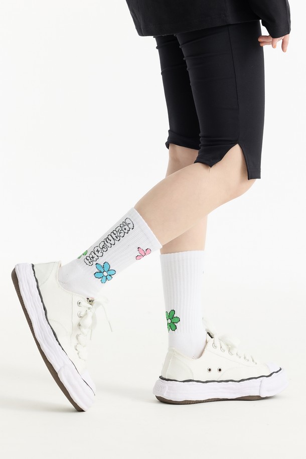 씨알에스디엘 비비드 플라워 양말은 화사한 봄, 여름 스타일을 완성하는 여성 양말입니다. 부드러운 면 소재로 제작되어 흡습성이 뛰어나며, 산뜻한 착용감을 선사합니다. 화이트, 핑크, 블루 세 가지 색상으로, 비비드한 플라워 프린트가 걸리시, 캐주얼, 로맨틱한 스타일을 연출합니다. 데이트룩, 산책룩, 봄 소풍룩 등 다양한 TPO에 매치하여 사랑스러운 분위기를 더해보세요. 얇은 두께감으로 답답함 없이 편안하게 착용할 수 있습니다.
