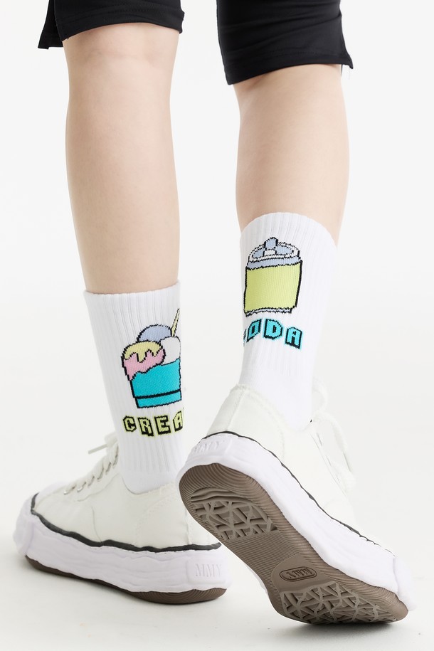 씨알에스디엘 크림앤소다 양말은 면, 폴리에스테르, 스판덱스 혼방 소재로 제작되어 부드러운 촉감과 흡습성을 제공합니다. 화이트, 민트, 옐로우 세 가지 색상으로 출시되었으며, 캐주얼 및 미니멀 스타일을 즐겨 입는 분들께 적합합니다. 봄, 여름, 가을 계절에 착용하기 좋으며, 얇은 두께감으로 편안한 착용감을 선사합니다. 크루삭스 디자인에 캐릭터 프린트가 더해져 개성 있는 스타일을 연출할 수 있습니다. 일상생활에서 부담 없이 포인트를 줄 수 있는 아이템입니다.
