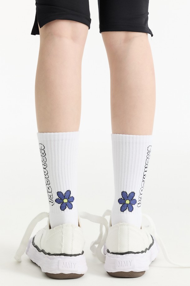 청량한 화이트 컬러 바탕에 파스텔 플라워 패턴이 돋보이는 씨알에스디엘 파스텔 플라워 양말입니다. 부드러운 면 소재로 제작되어 산뜻한 착용감을 선사하며, 봄, 여름 시즌에 적합합니다. 얇은 두께감과 흡습 기능으로 쾌적함을 유지하며, 캐주얼하고 미니멀한 스타일을 연출하기 좋습니다. 산책룩에 포인트 아이템으로 활용하여 화사하고 사랑스러운 분위기를 더해보세요.
