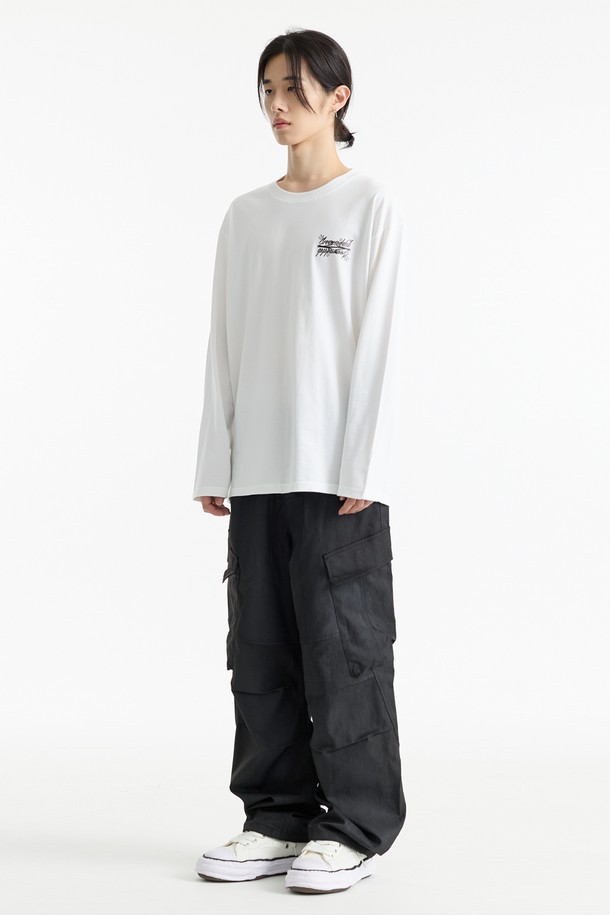 씨알에스디엘 스몰 레터링 긴팔 티셔츠는 베이직하고 캐주얼한 스타일의 공용 상의입니다. 봄, 가을에 적합하며, 면 소재로 제작되어 부드러운 촉감을 선사합니다. 라운드넥에 오버핏으로 편안하게 착용 가능하며, 레터링 패턴이 심플한 포인트를 더합니다. 일상생활은 물론, 산책룩이나 집콕룩으로도 활용하기 좋은 아이템입니다.
