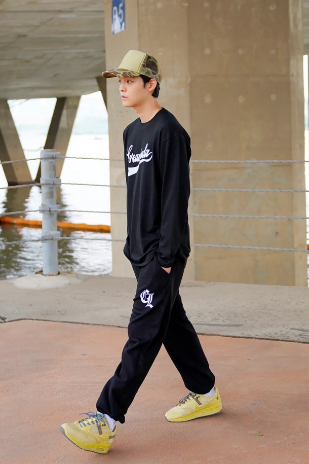 씨알에스디엘 어센틱 로고 롱슬리브는 캐주얼, 스트리트, 미니멀 스타일을 모두 아우르는 공용 긴 소매 티셔츠입니다. 봄, 가을, 겨울 계절에 적합하며, 두꺼운 면 소재로 제작되어 부드러운 촉감을 선사합니다. 라운드넥과 레귤러핏 디자인으로 편안한 착용감을 제공하며, 씨알에스디엘 브랜드 로고가 프린팅되어 있습니다. 일상복으로 활용하기 좋으며, 스트릿 패션을 연출하기에도 안성맞춤입니다.
