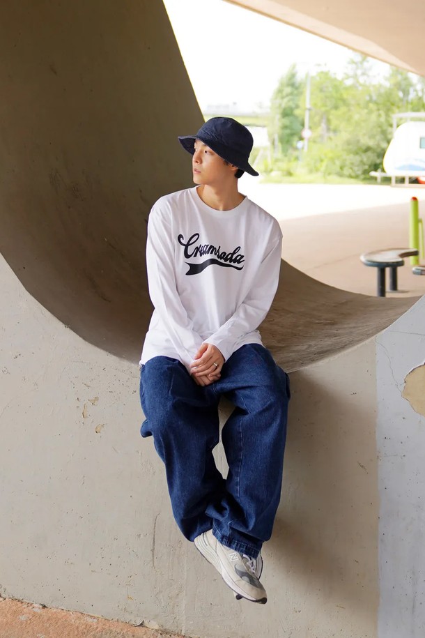 **씨알에스디엘 어센틱 로고 롱슬리브**는 남성용 티셔츠로, 봄, 가을에 착용하기 적합합니다. 부드러운 면 소재로 제작되어 편안한 착용감을 선사하며, 레귤러 핏으로 제작되었습니다. 라운드넥 디자인에 긴 소매 기장으로, 캐주얼 및 베이직 스타일을 연출하기 좋습니다. 심플한 디자인에 브랜드 로고 프린팅으로 포인트를 더해 출근룩, 미니멀, 클래식 스타일로 활용하기 좋습니다. 화이트 색상으로 어떤 하의와도 매치하기 용이합니다.
