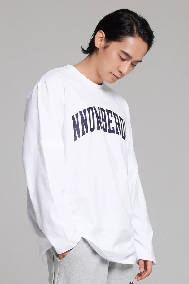 CRS DL NNO1 아크 로고 롱슬리브는 남성을 위한 티셔츠로, 봄/가을 계절에 착용하기 좋습니다. 화이트 색상의 레귤러핏 긴소매 티셔츠로, 부드러운 면 소재에 아크 로고 프린팅으로 포인트를 주었습니다. 라운드넥 디자인과 캐주얼 및 스트릿 스타일을 결합하여 다양한 룩에 활용할 수 있습니다. 일상생활에서 편안하면서도 스타일리시하게 연출할 수 있는 아이템입니다.
