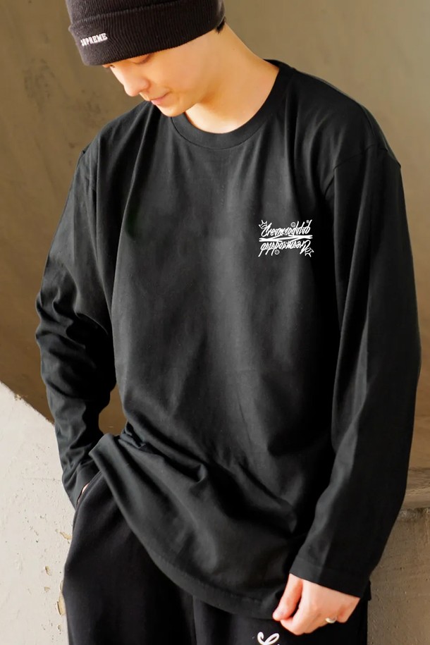 씨알에스디엘 레터링 롱슬리브는 캐주얼, 스트리트, 미니멀 스타일을 아우르는 공용 티셔츠입니다. 부드러운 면 소재로 제작되어 편안한 착용감을 선사하며, 봄, 가을 시즌에 적합합니다. 레귤러핏에 라운드넥 디자인으로, 블랙 컬러에 레터링 패턴이 돋보이는 롱슬리브입니다. 뒷면에는 백프린팅 디테일이 더해져 개성 있는 스타일을 연출합니다. 일상복으로 활용하기 좋은 아이템입니다.
