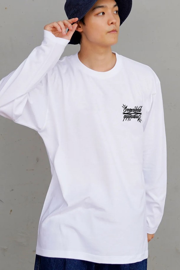 씨알에스디엘(CRS DL) 레터링 롱슬리브는 남성을 위한 캐주얼, 스트릿 스타일의 티셔츠입니다. 봄, 가을에 적합하며, 출근룩으로 활용하기 좋습니다. 면 소재의 레귤러핏 긴소매 라운드넥 티셔츠로, 레터링 프린팅이 돋보입니다. 화이트 컬러의 레귤러 기장으로, 미니멀한 스타일 연출에도 용이합니다. 일상에서 편안하게 착용할 수 있는 아이템입니다.
