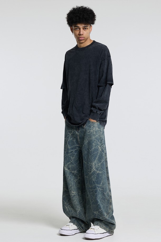 씨알에스디엘 크랙 자카드 데님 팬츠는 남녀 모두 착용 가능한 유니섹스 디자인의 데님 팬츠입니다. 블루 컬러에 크랙 및 자카드 패턴이 돋보이며, 사계절 내내 활용 가능한 실용적인 아이템입니다. 레귤러핏으로 제작되어 편안한 착용감을 선사하며, 워싱 디테일이 빈티지한 분위기를 더합니다. 면, 폴리에스테르, 아크릴 혼방 소재로 제작되어 튼튼하며, 뒷주머니가 있어 실용성을 높였습니다. 데이트룩, 여행룩, 캐주얼, 클래식, 미니멀 스타일 모두 소화 가능한 매력적인 데님 팬츠입니다.
