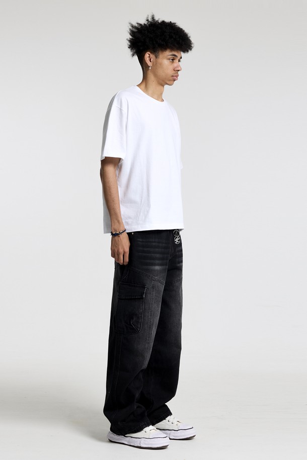 씨알에스디엘 카고 데님은 남성용 바지로, 캐주얼 및 스트릿 스타일을 소화하기에 적합합니다. 봄, 가을에 어울리는 두꺼운 두께감의 와이드 핏 긴바지로, 루즈핏으로 편안한 착용감을 선사합니다. 블랙과 블루 두 가지 색상으로 제공되며, 면, 폴리에스테르, 아크릴 혼방 소재의 데님 원단을 사용하여 제작되었습니다. 카고 포켓 디테일이 돋보이며, 데님 특유의 무지 디자인으로 다양한 상의와 매치하기 좋습니다.
