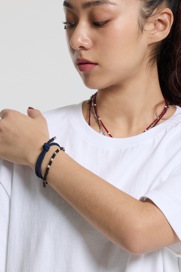 씨알에스디엘 그레이 마블 믹스드 원석 팔찌는 미니멀하고 베이직한 스타일을 추구하는 분들을 위한 팔찌입니다. 블랙 원석을 베이스로, 마블링 무늬가 은은하게 드러나 세련된 멋을 더합니다. 실버 컬러 포인트 디테일이 돋보이며, 데일리룩과 산책룩에 잘 어울립니다. 팔찌 둘레는 20cm이며, 향수, 헤어 스프레이, 물, 땀에 노출되지 않도록 주의하여 착용하고, 목욕, 취침, 운동 시에는 착용을 권장하지 않습니다. 클래식하고 캐주얼한 스타일에도 잘 어울려 다양한 룩에 매치할 수 있습니다.
