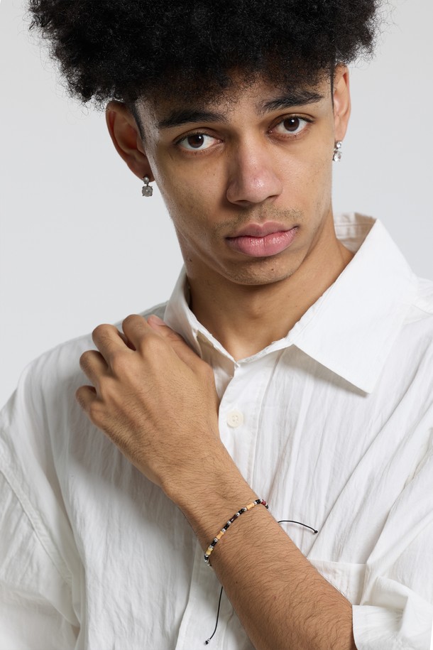 씨알에스디엘 빈티지 웨스턴 믹스드 팔찌는 남녀 모두 착용 가능한 팔찌입니다. 블랙 컬러에 유리, 플라스틱, 폴리 소재를 믹스하여 스트릿 무드를 연출합니다. 빈티지 웨스턴 스타일의 디자인 장식이 돋보이며, 일상에서 개성 있는 포인트를 더할 수 있습니다. 믹스드 소재로 독특한 매력을 선사하는 팔찌입니다. 스트리트, 캐주얼 스타일에 잘 어울립니다.
