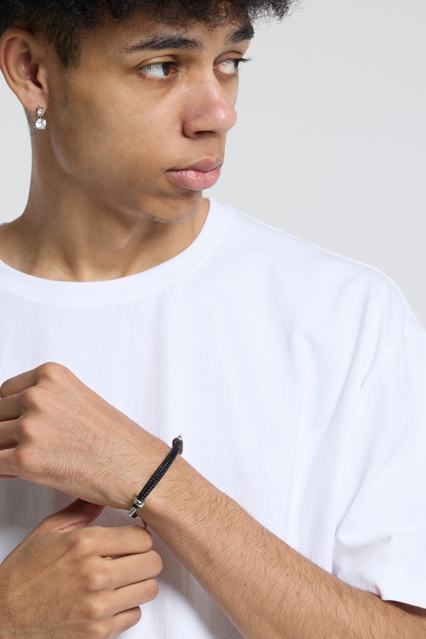 씨알에스디엘 카테나 슬림 팔찌는 남녀 모두 착용 가능한 패션 팔찌입니다. 트위스트 로프 패턴에 실버 포인트 디자인으로 포인트를 더했으며, 메탈릭한 텍스처가 시크하고 미니멀한 스타일을 연출합니다. 스테인리스스틸 소재로 제작되었으며, 사이즈 조절이 가능하여 편리하게 착용할 수 있습니다. 데이트룩, 모임룩 등 다양한 TPO에 활용 가능하며, 클래식한 스타일을 선호하는 분들께 추천합니다. 단, 향수, 헤어스프레이, 물, 땀에 노출 시 변색될 수 있으며, 목욕, 수면, 운동 시에는 착용하지 않는 것이 좋습니다.
