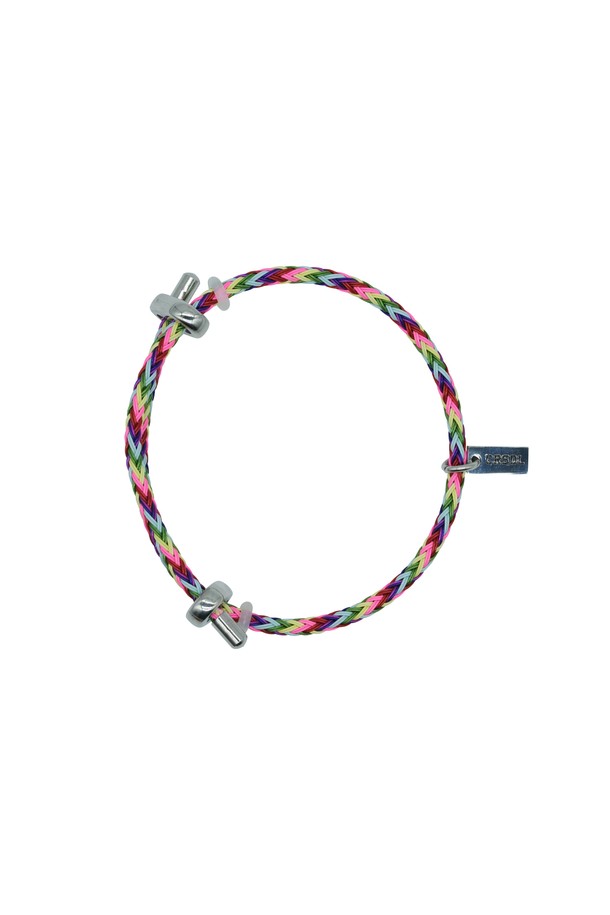 씨알에스디엘 카테나 슬림 팔찌는 남녀 모두 착용 가능한 액세서리입니다. 스테인리스스틸 소재에 로프 트위스트 패턴과 실버 포인트, 트위스트 스틱 디자인으로 미니멀하고 캐주얼한 스타일을 연출합니다. 핑크와 블랙 두 가지 색상으로 제공되며, 사이즈 조절이 가능하여 편안하게 착용할 수 있습니다. 일상생활에서 착용하기 좋으며, 향수, 헤어스프레이, 물, 땀에 주의하여 관리해야 합니다. 목욕, 수면, 운동 시에는 착용하지 않는 것이 좋고, 알레르기 반응이 나타날 수 있습니다.
