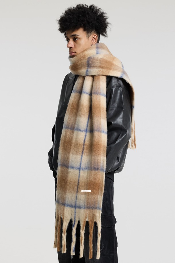 씨알에스디엘 소프트 배색 체크 자이언트 헤어리 니트 머플러는 부드러운 촉감과 두꺼운 두께감으로 가을, 겨울철 보온성을 책임지는 머플러/스카프입니다. 브라운, 아이보리, 퍼플, 그레이 등 다채로운 컬러의 배색 체크 패턴이 돋보이며, 헤어리 니트 소재로 포근함을 더했습니다. 베이직하고 캐주얼한 스타일로 출근룩, 모임룩 등 다양한 TPO에 활용하기 좋습니다. 내구성이 뛰어나 오랫동안 사용 가능하며, 캐주얼, 클래식, 미니멀 스타일 모두 소화 가능한 매력적인 아이템입니다.
