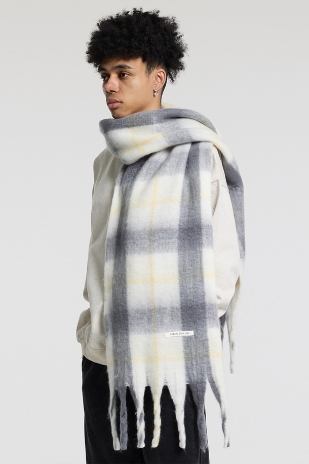 씨알에스디엘(CRS DL) 소프트 배색 체크 자이언트 헤어리 니트 머플러는 부드러운 촉감과 따뜻한 보온성을 제공하는 머플러입니다. 가을, 겨울철에 착용하기 좋으며, 일상, 출근룩 등 다양한 TPO에 활용할 수 있습니다. 브라운, 아이보리, 그레이 세 가지 색상으로 제공되며, 투톤 배색과 헤어리 텍스처, 체크 패턴이 특징입니다. 긴 길이감과 넉넉한 두께로 포근함을 더하며, 캐주얼, 클래식, 미니멀 스타일 모두에 잘 어울립니다. 내구성이 좋아 오랫동안 착용할 수 있습니다.
