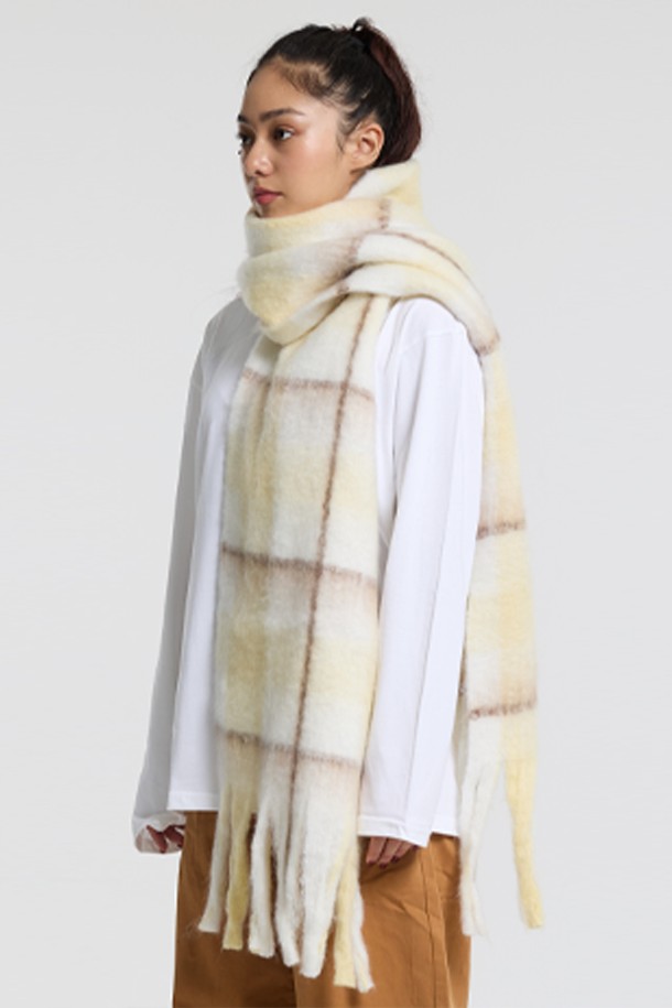 **씨알에스디엘 소프트 배색 체크 자이언트 헤어리 니트 머플러**는 부드러운 촉감과 보온성을 갖춘 머플러/스카프입니다. 브라운, 아이보리 퍼플, 그레이 세 가지 색상으로 제공되며, 캐주얼 및 베이직 스타일을 연출하기 좋습니다. 두꺼운 두께감의 폴리에스터 소재로 제작되어 가을, 겨울철 따뜻하게 착용할 수 있습니다. 오버사이즈 디자인과 투톤 컬러 배색, 헤어리 텍스처, 드레이프성이 특징이며, 산책룩과 같은 일상 스타일링에 활용하기 좋습니다. 체크 패턴으로 포인트를 더해 캐주얼, 클래식, 미니멀 등 다양한 스타일을 소화할 수 있습니다.
