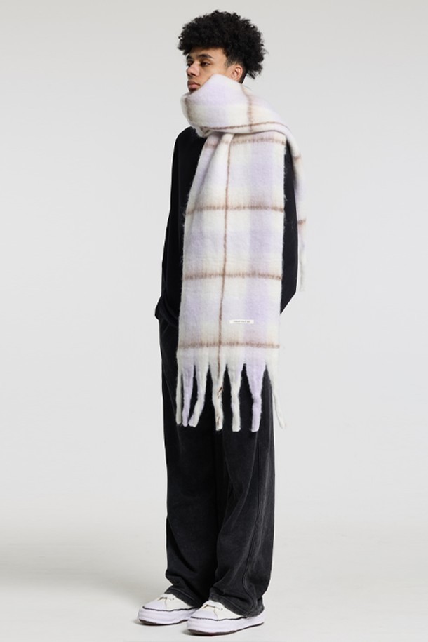 씨알에스디엘(CRS DL) 소프트 배색 체크 자이언트 헤어리 니트 머플러는 남녀 모두 착용 가능한 머플러/스카프입니다. 부드러운 촉감의 헤어리 플리스 원단으로 제작되어 포근한 착용감을 선사하며, 겨울철 보온성을 높여줍니다. 브라운, 아이보리, 퍼플, 그레이 등 은은한 컬러감의 체크 패턴이 돋보이며, 베이직하고 캐주얼한 스타일을 연출합니다. 다양한 의류에 매치하기 용이하며, 내구성이 우수하여 오랫동안 사용할 수 있습니다. 두께감 있는 디자인으로 따뜻함과 스타일을 동시에 잡을 수 있는 아이템입니다.
