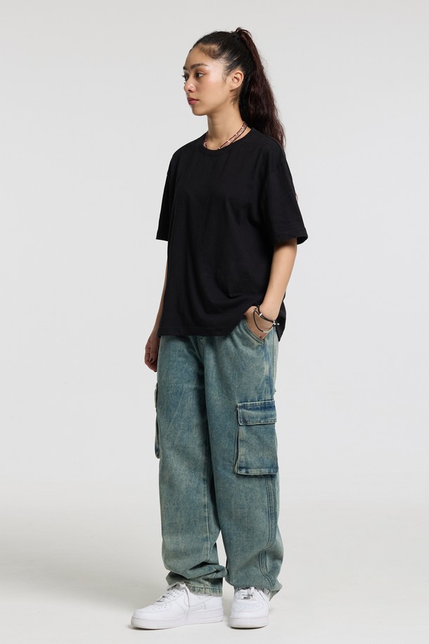 씨알에스디엘 스탠다드 카고 데님 팬츠는 남성용 바지로, 캐주얼, 스트릿, 미니멀 스타일을 아우르는 활용도 높은 아이템입니다. 봄, 가을에 적합하며, 일상 및 출근룩에 매치하기 좋습니다. 블루 컬러의 무지 디자인에, 면과 아크릴 혼방 소재로 제작되어 편안한 착용감을 선사합니다. 레귤러핏 스트레이트 핏으로, 카고 포켓 디테일이 돋보이는 긴 기장의 데님 팬츠입니다.
