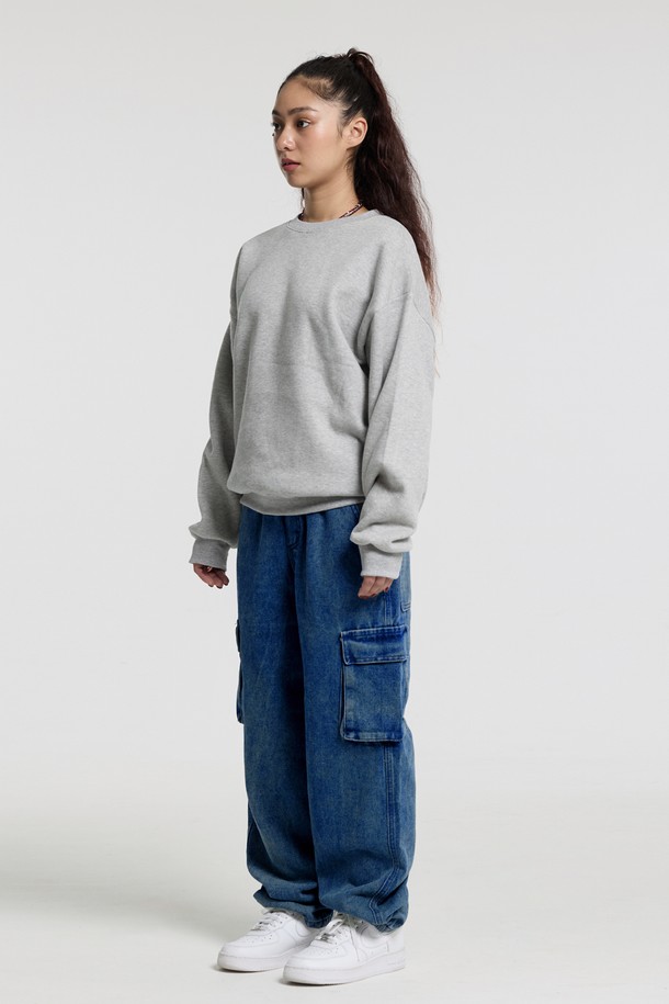 씨알에스디엘 스탠다드 카고 데님 팬츠는 남녀 모두 착용 가능한 캐주얼, 스트릿 스타일의 와이드핏 긴 바지입니다. 면과 아크릴 혼방 소재로 제작되어 봄, 가을에 적합하며, 중간 두께감으로 편안한 착용감을 선사합니다. 무지 디자인에 카고 포켓 디테일이 더해져 실용성을 높였으며, 레귤러핏으로 제작되었습니다. 블루 컬러로 다양한 상의와 매치하여 개성 있는 스타일을 연출할 수 있습니다.
