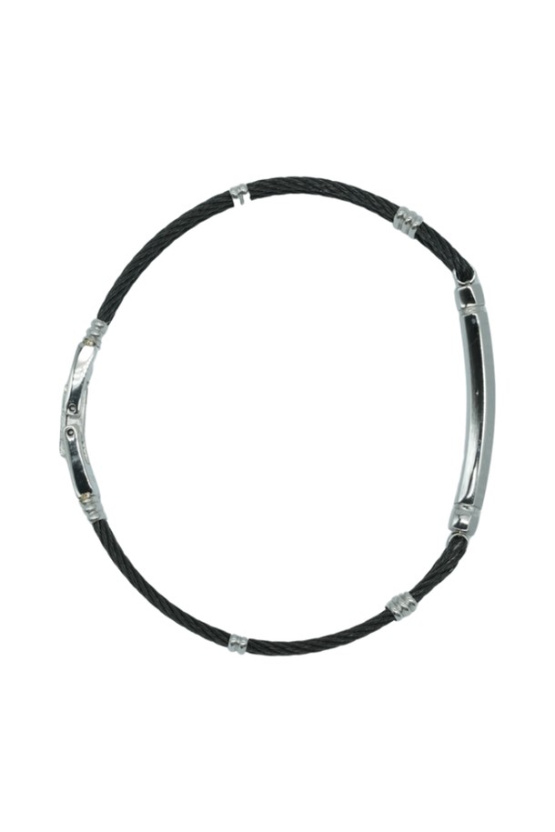 씨알에스디엘 스틸 컷팅 버클 팔찌는 남녀 모두에게 잘 어울리는 미니멀하고 시크한 디자인의 팔찌입니다. 블랙 컬러의 스테인리스 스틸 소재에 버클과 스틱 컷팅 디테일이 더해져 캐주얼하면서도 세련된 스타일을 연출합니다. 사이즈 조절이 가능하여 편안하게 착용할 수 있으며, 부드러운 각도의 포인트 디테일과 변형을 최소화한 트위스트 스틱 디자인이 특징입니다. 데이트룩, 모임룩, 비즈니스 캐주얼 등 다양한 TPO에 활용 가능하며, 향수, 헤어스프레이, 물, 땀에 노출되지 않도록 주의하여 착용하고 목욕, 수면, 운동 시에는 착용하지 않는 것이 좋습니다.
