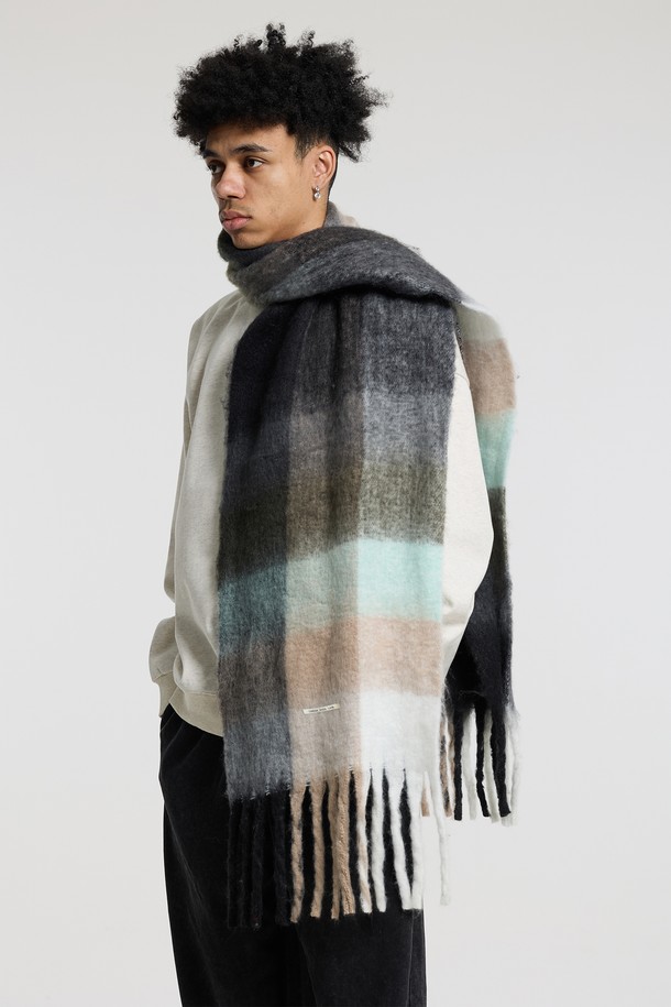 씨알에스디엘 볼드 체크 브러쉬 헤어리 니트 머플러는 부드러운 촉감과 풍성한 헤어감을 자랑하는 유니섹스 머플러입니다. 블루, 레드, 블랙 세 가지 색상으로 출시되었으며, 넉넉한 사이즈와 고밀도 브러쉬 가공으로 가볍지만 풍성한 볼륨감을 선사합니다. 체크와 그라데이션 패턴이 어우러져 캐주얼, 베이직, 미니멀 스타일을 연출하기 좋으며, 가을과 겨울철 출근룩, 여행룩에 따뜻함과 스타일을 더해줍니다. 보온 기능으로 추운 날씨에도 포근함을 유지해줍니다.
